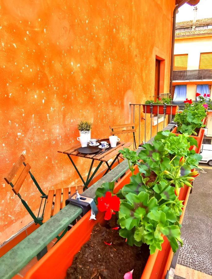 Old Town Apartment With Terrace - Live Love Lake Peschiera del Garda Ngoại thất bức ảnh