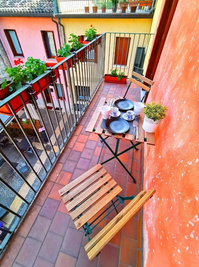 Old Town Apartment With Terrace - Live Love Lake Peschiera del Garda Ngoại thất bức ảnh