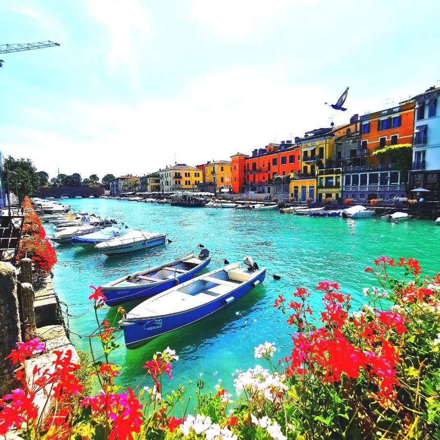 Old Town Apartment With Terrace - Live Love Lake Peschiera del Garda Ngoại thất bức ảnh
